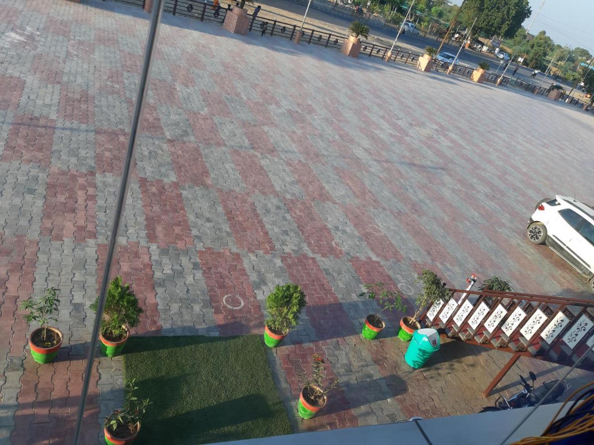 Hotel The Grand Piano - Best Business Hotel In Patan المظهر الخارجي الصورة