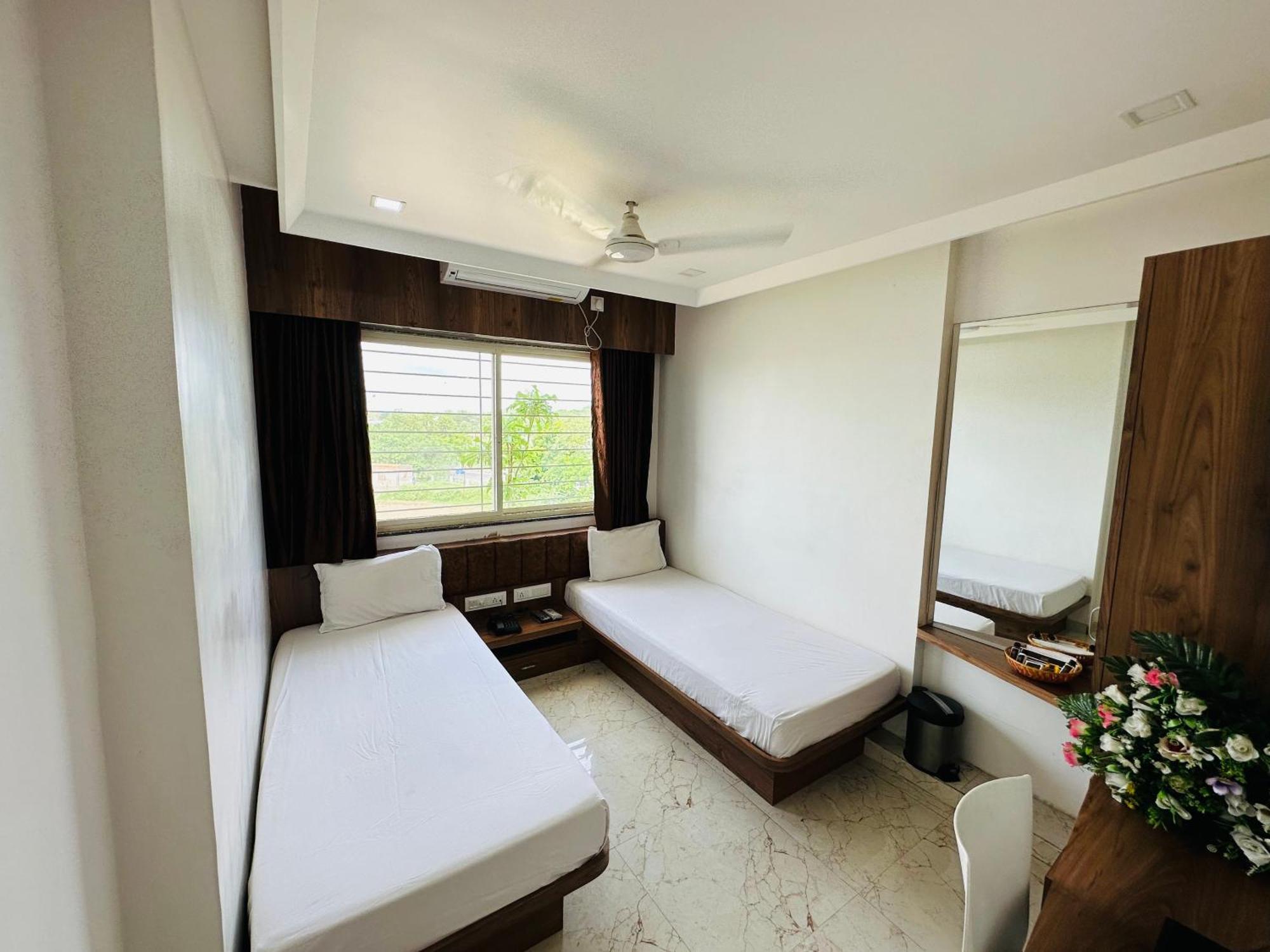 Hotel The Grand Piano - Best Business Hotel In Patan المظهر الخارجي الصورة